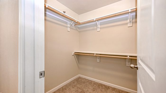 Gran Cielo walk-in closet